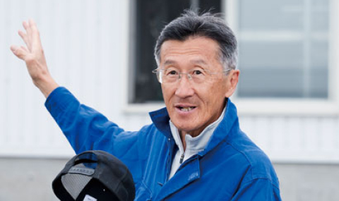なかしゅんべつ未来牧場の友貞義照さん。愛情をかけて牛を育てています