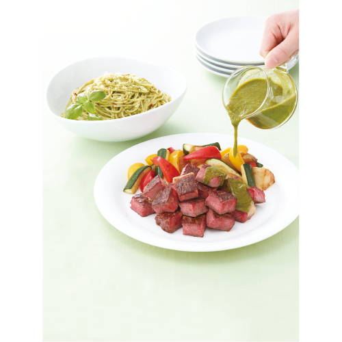 彩り野菜とサイコロステーキバジルソース