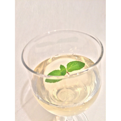 にごりワイン雛にミントを浮かべて