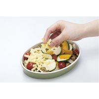 ③耐熱皿に具とチーズを盛る