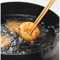 揚げたてを味わう桜えびさつま