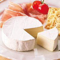 新生酪農の生乳でつくったカマンベールチーズ